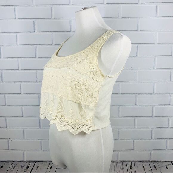 10/$25🦋 Weavers Ivory Crochet & Lace Crop Top - Small - Picture 3 of 10